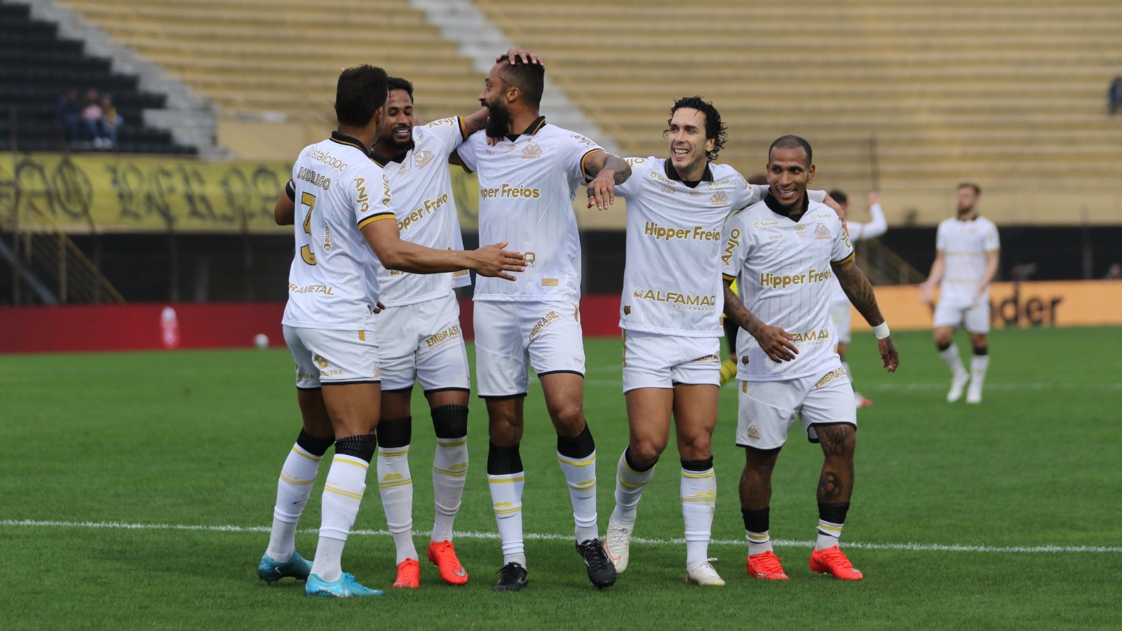 Criciúma vence e cola na liderança