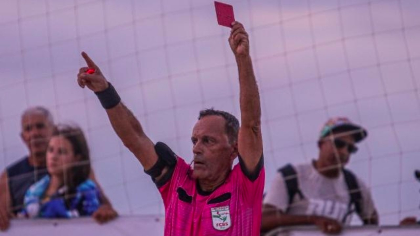 DOMANDO AS AREIAS: O IMPACTO E O LEGADO DE AMAURI OSCAR ÂNGELO NO FUTEBOL DE PRAIA CATARINENSE
